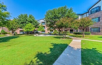 The Cesera 55+ Apartments in Garland, TX - Foto de edificio - Building Photo