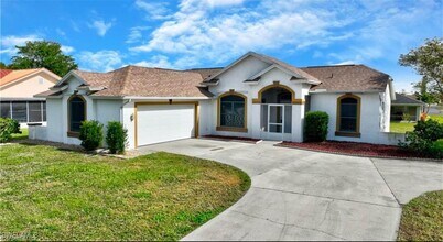239 Lauberge Ct in Lehigh Acres, FL - Foto de edificio - Building Photo