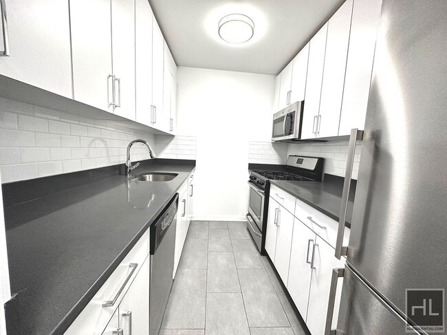 E 16 ST in New York, NY - Foto de edificio - Building Photo
