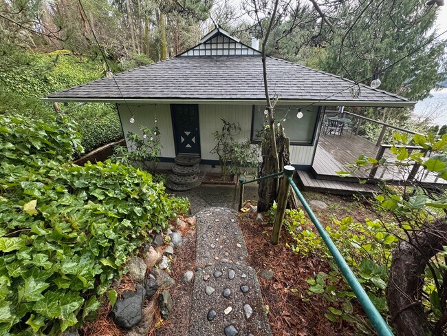 10027 SW 262nd Pl in Vashon, WA - Building Photo - Building Photo