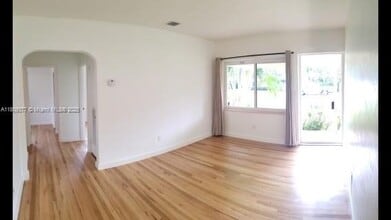 1383 NE 34th Ct in Oakland Park, FL - Building Photo - Building Photo