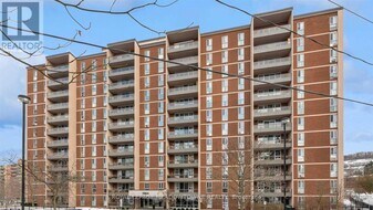 1964 Main St W in Hamilton, ON - Building Photo