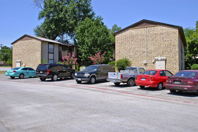 Hilltop Apartments in Grapevine, TX - Building Photo - Building Photo