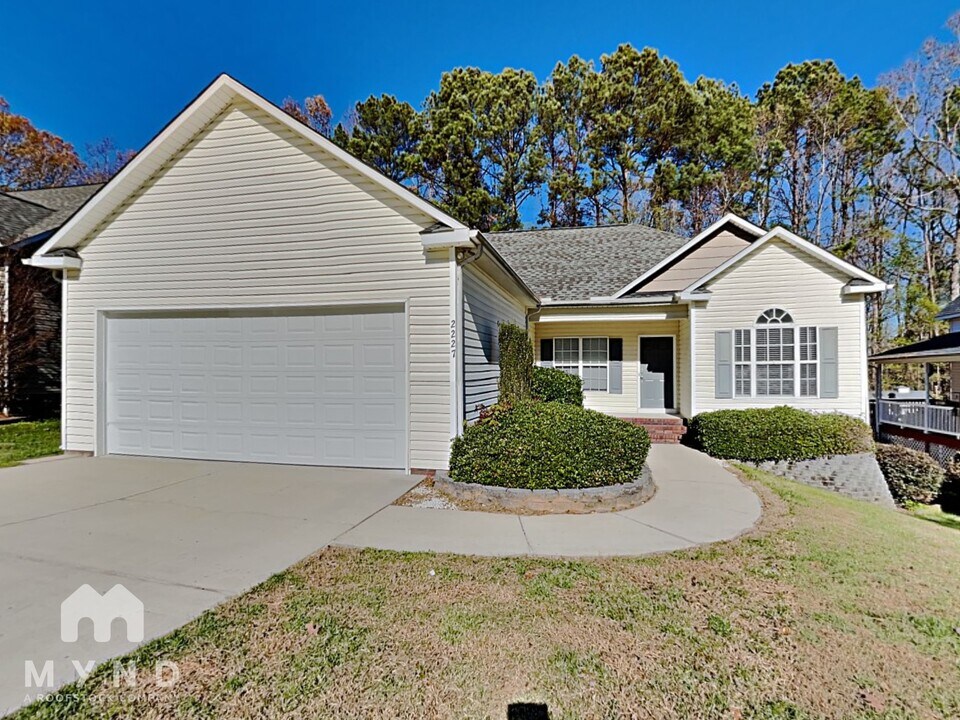 2227 Charles Towne Ct in Kannapolis, NC - Building Photo