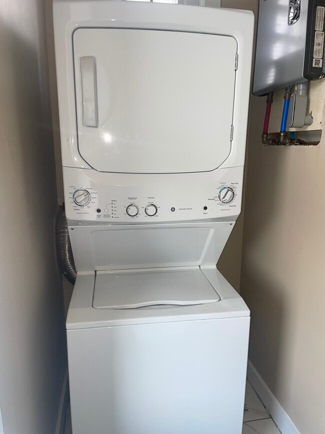 48 Castle St, Unit 3a in Geneva, NY - Foto de edificio - Building Photo