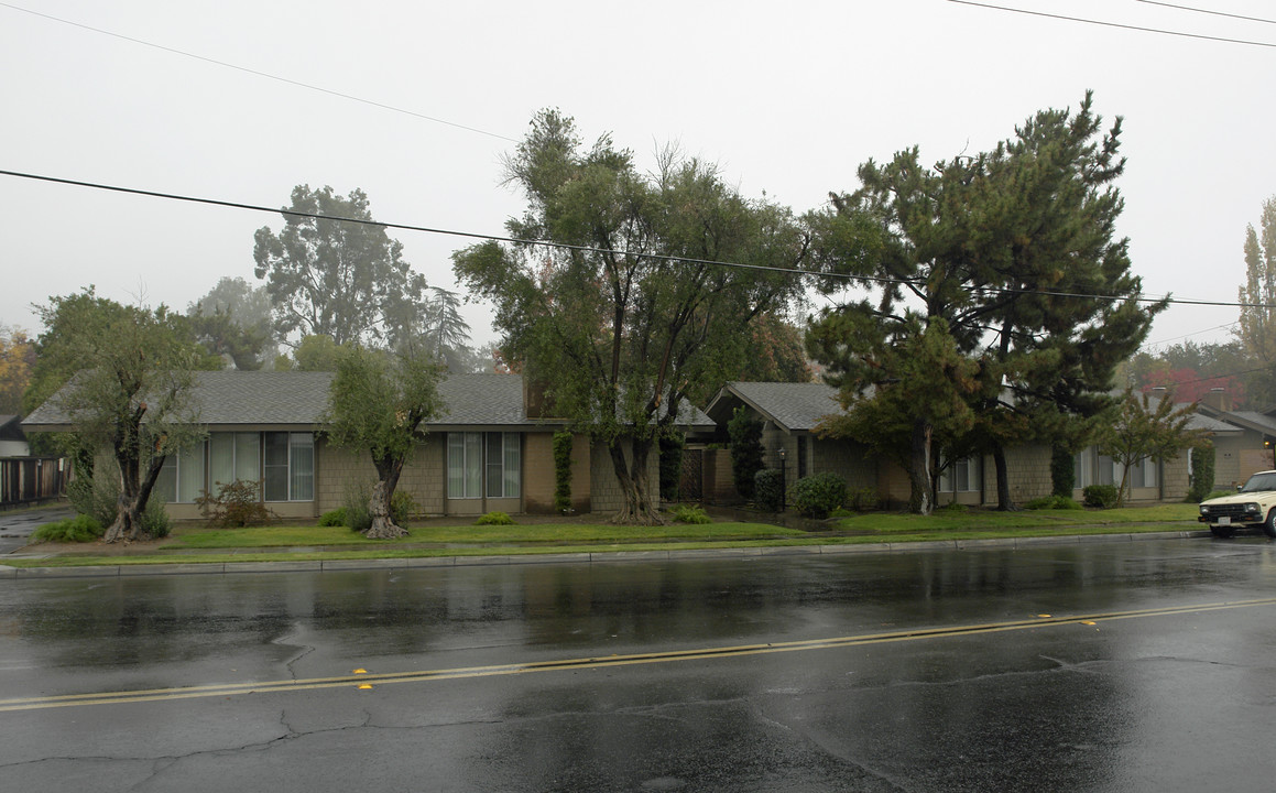 1011 E Ashlan Ave in Fresno, CA - Building Photo