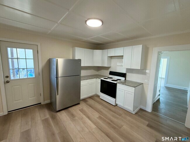 690 Main St in Torrington, CT - Building Photo - Building Photo