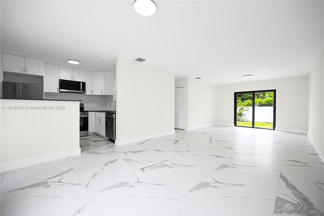 100 SW 7th St in Hallandale Beach, FL - Building Photo
