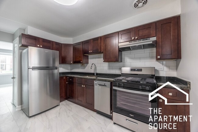 6733 N California Ave, Unit GW in Chicago, IL - Foto de edificio - Building Photo