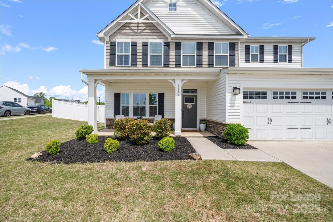 1636 Tundra Ln in Denver, NC - Building Photo