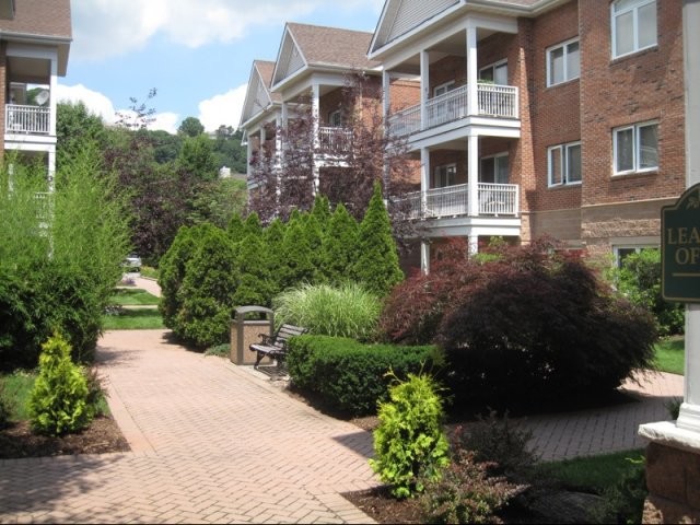 Mariner's Landing Apartments in Edgewater, NJ - Building Photo - Building Photo