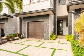 15824 NW 91st Ct in Miami Lakes, FL - Building Photo - Building Photo