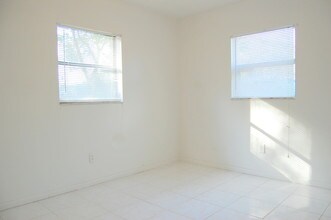 8420 N Brooks St-Unit -Unit B in Tampa, FL - Building Photo - Building Photo