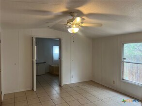 222 Buckhorn Dr in Canyon Lake, TX - Foto de edificio - Building Photo