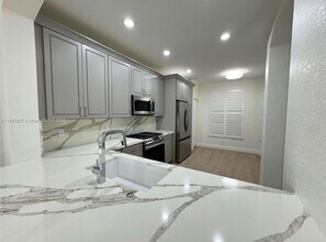 642 Castle Dr in Palm Beach Gardens, FL - Building Photo - Building Photo