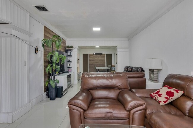 5931 NW 5th St, Unit Front in Miami, FL - Building Photo - Building Photo