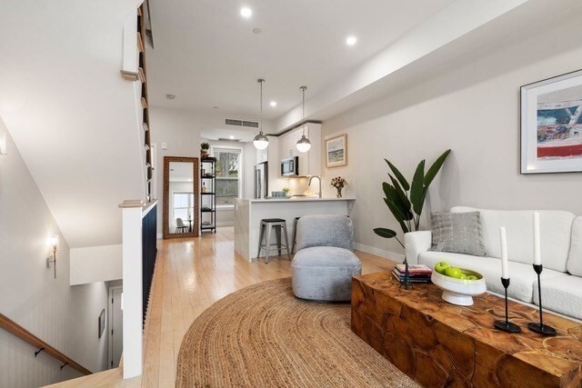 174 Fisher Ave, Unit C in Boston, MA - Foto de edificio - Building Photo