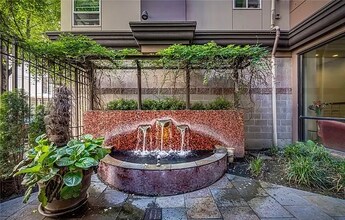 323 Queen Anne Ave N in Seattle, WA - Foto de edificio - Building Photo