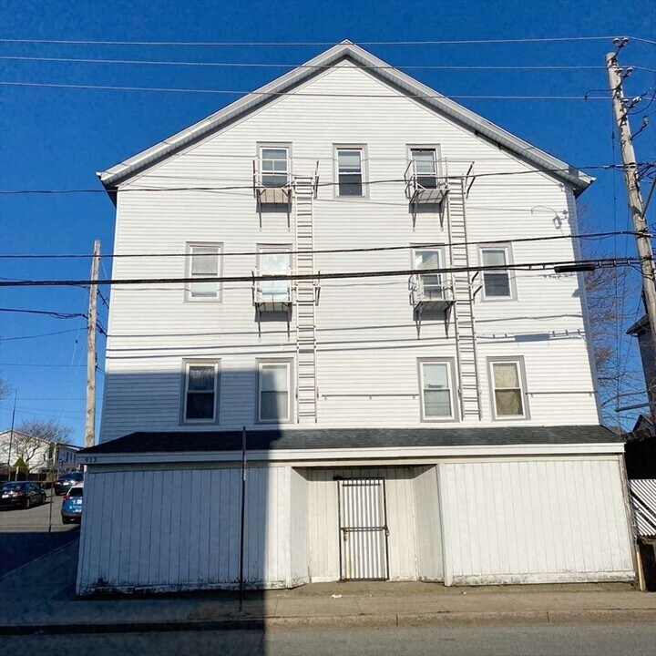 913 Rodman St in Fall River, MA - Building Photo
