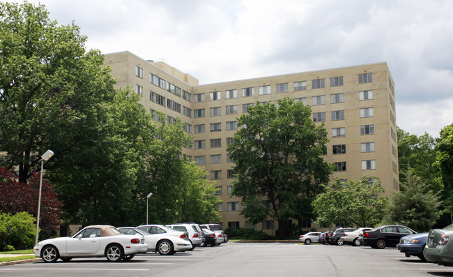 River Towers in Alexandria, VA - Building Photo - Building Photo