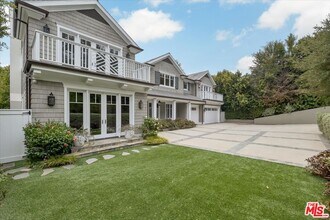 117 S Burlingame Ave in Los Angeles, CA - Building Photo - Building Photo