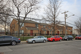 Adams Court Apartments in Hempstead, NY - Building Photo - Building Photo