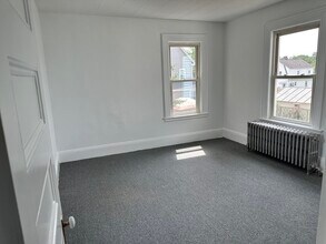 148 George St, Unit 2 in Medford, MA - Foto de edificio - Building Photo