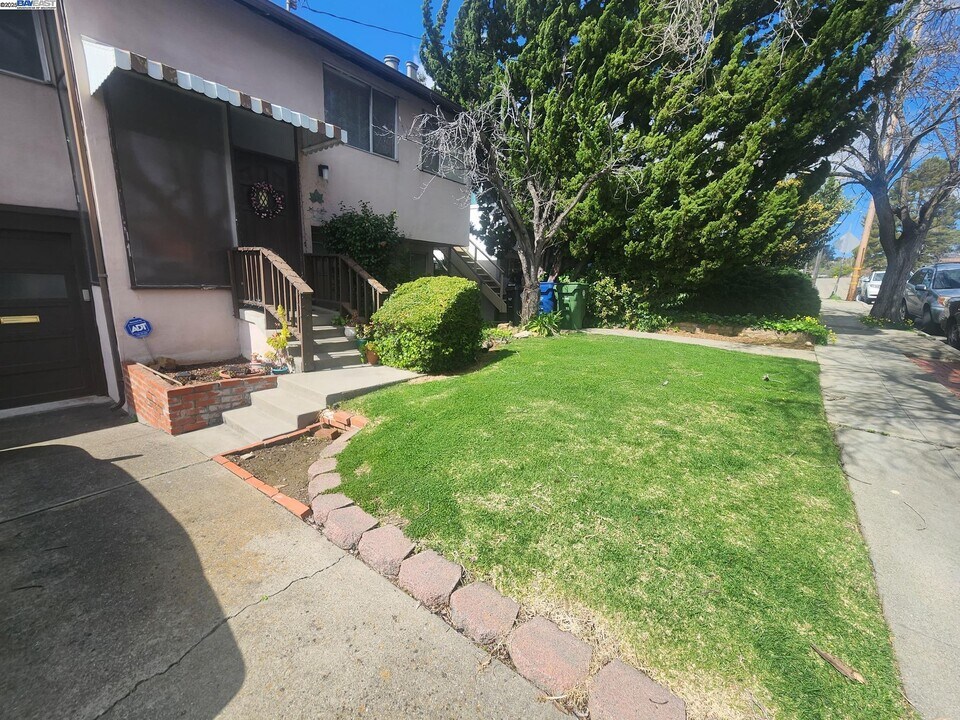 18751 Center St in Castro Valley, CA - Building Photo
