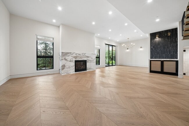 property at 652 Huntley Dr