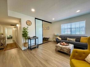 5300 E Waverly Dr in Palm Springs, CA - Building Photo - Building Photo
