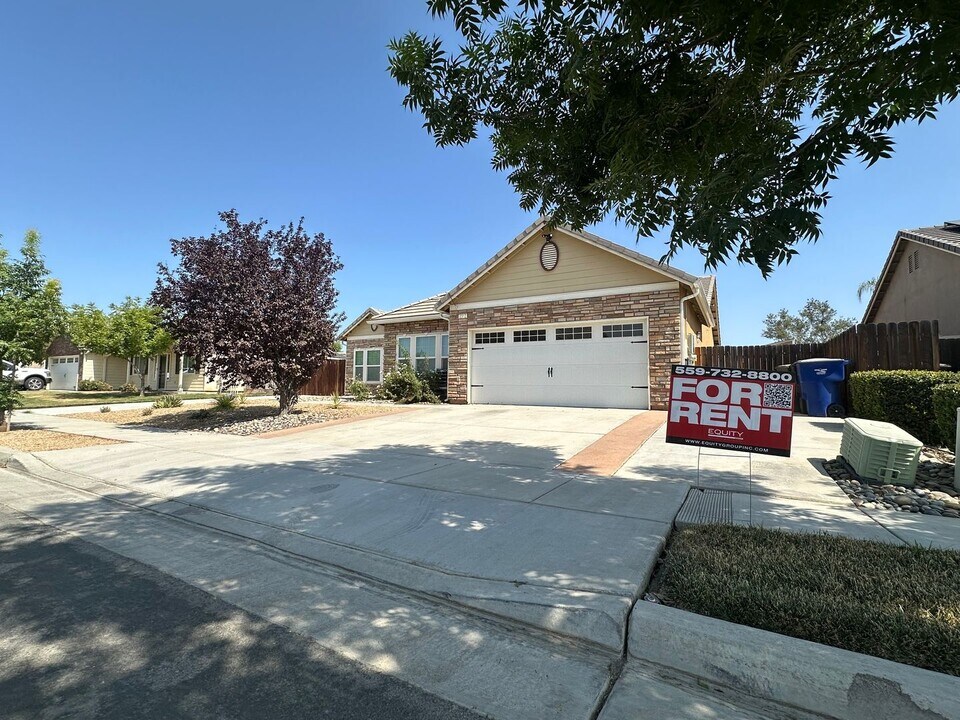 1562 National Dr in Lemoore, CA - Building Photo