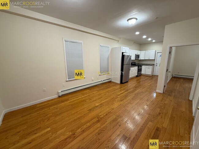 16 Chelsea St, Unit Chelsea St in Boston, MA - Building Photo - Building Photo