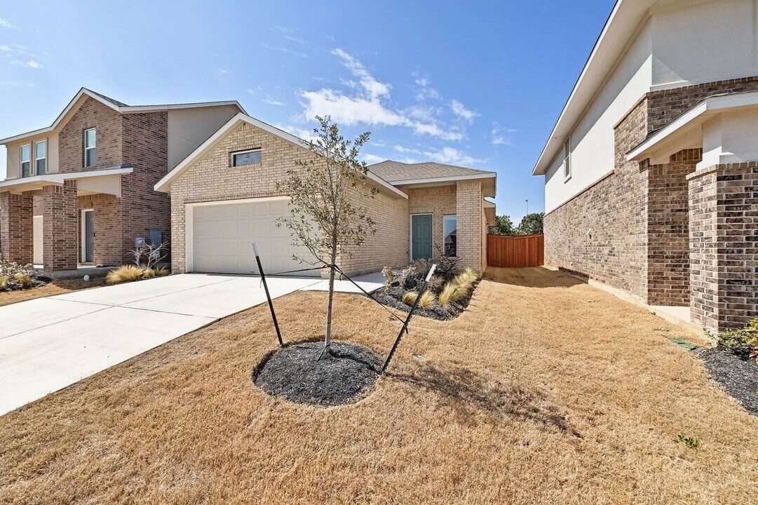 108 Standing Rock Ln in Marble Falls, TX - Building Photo