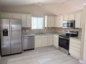 144 W Walnut Ave in Mount Holly, NC - Building Photo - Building Photo