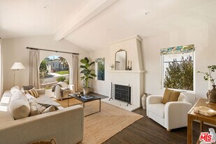 6017 W 75th St in Los Angeles, CA - Building Photo