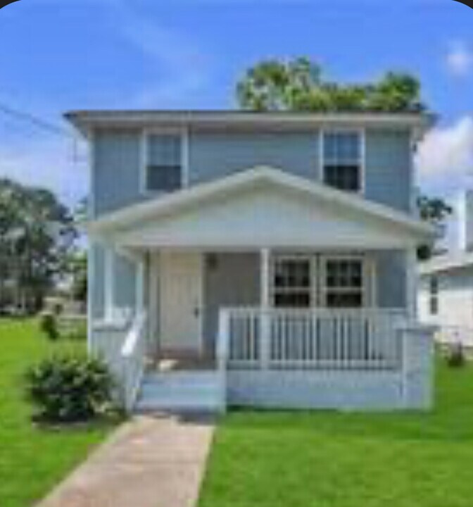 1604 Freeney Ave in Suffolk, VA - Building Photo
