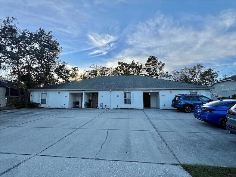 7469 Pond Cir in Spring Hill, FL - Foto de edificio