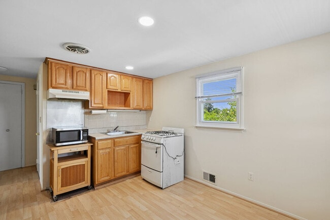 17 Columbia Rd in Hicksville, NY - Foto de edificio - Building Photo