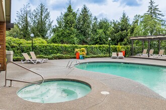 Squires Court Apartments in Clackamas, OR - Foto de edificio - Building Photo