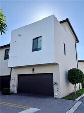 4803 NW 83rd Ct in Doral, FL - Foto de edificio - Building Photo