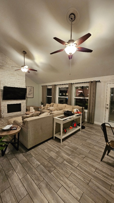 1605 N Hollow Dr in Humble, TX - Foto de edificio - Building Photo