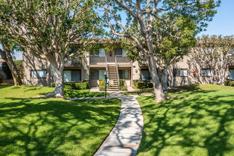 Westlake Village in Costa Mesa, CA - Foto de edificio - Building Photo