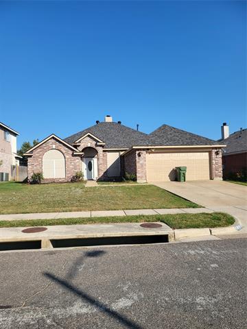 7711 Rochester Ln in Arlington, TX - Foto de edificio