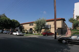 6715 Sylmar Ave in Van Nuys, CA - Building Photo