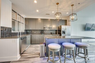 333 W Trade St in Charlotte, NC - Building Photo - Building Photo