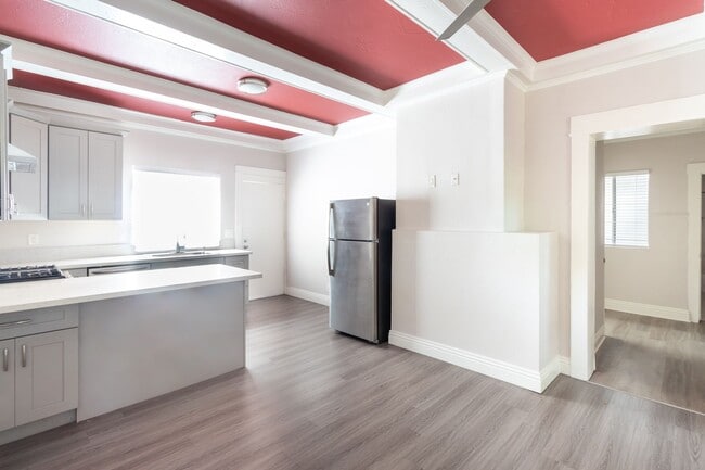 338 E 7th St in Long Beach, CA - Foto de edificio - Building Photo