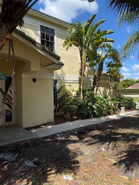 690 Via Toscana in Wellington, FL - Building Photo