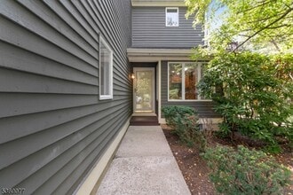 22 Mission Hills Rd in Annandale, NJ - Building Photo - Building Photo