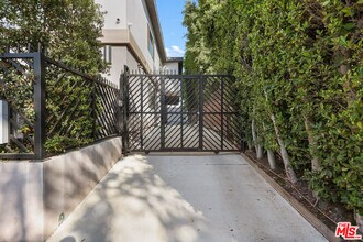 838 N Mansfield Ave in Los Angeles, CA - Building Photo - Building Photo