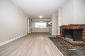 2585 Marilee Ln in Houston, TX - Building Photo - Building Photo